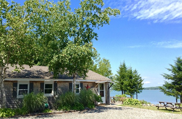 Charming Oceanfront Cottage-Great Views and 20 Feet from Shore