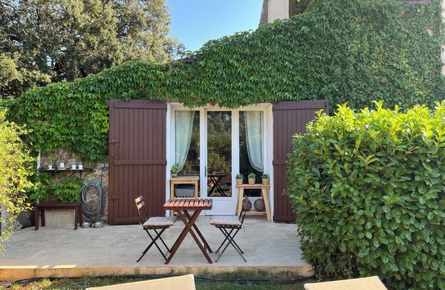 CHARMING OUTBUILDING WITH GARDEN IN PRIVATE ESTATE 10 Mn from AIX en Pce