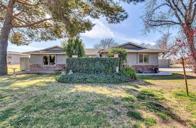 Charming, Pet-friendly, 3-bedroom home in Gilbert with AC, WiFi, pool, hot tub