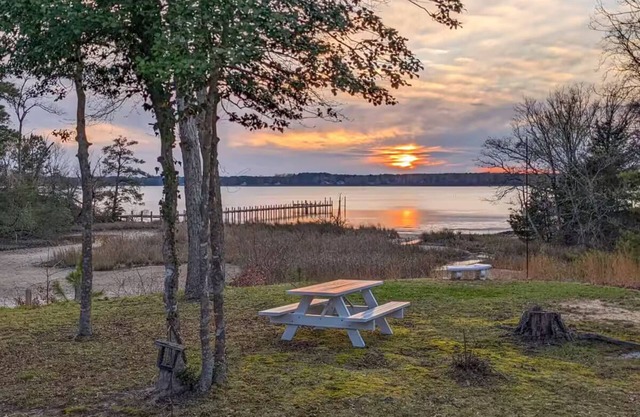 Charming Pet Friendly 4-bedroom river view home with grill, in lovely Weems!