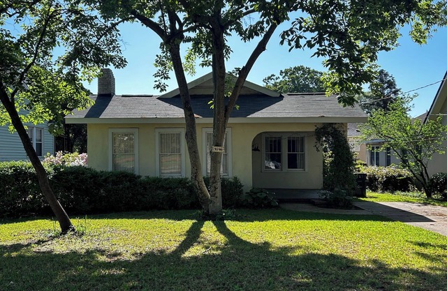 Charming Pet-Friendly Masters Week Cottage