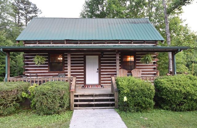 Charming pondside cabin with semi-private 2-bedrooms 5 minutes from Laurel Lake