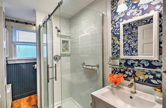 Charming private oasis downtown Newport