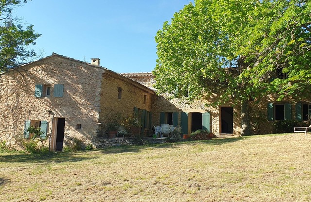 Charming Provencal farmhouse, swimming pool, nature and calm