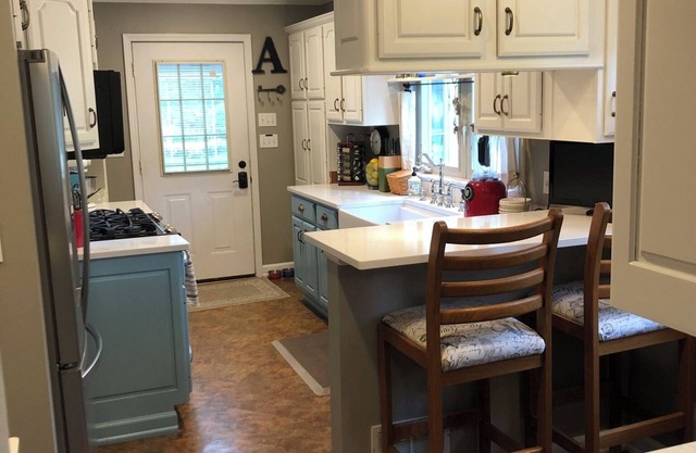 Charming, quaint 2 bed/1BA bungalow 15 minutes from downtown Indy