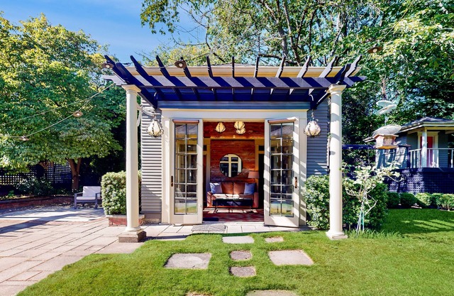 Charming Queen Anne Studio w/Serene Garden, 1 Block to Kerry Park