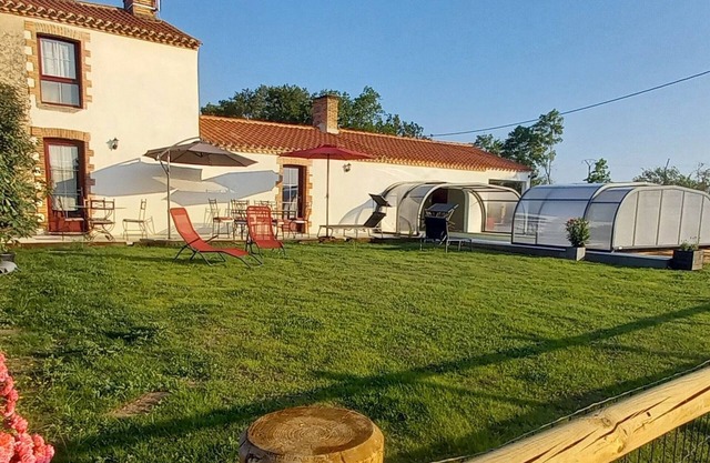 Charming Renovated Cottage with Heated Pool, Near Beaches and Nature, Pet-Friendly
