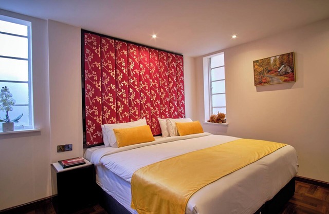 Charming Retreat, Three Family Ready Rooms | Stroll from Bay Views