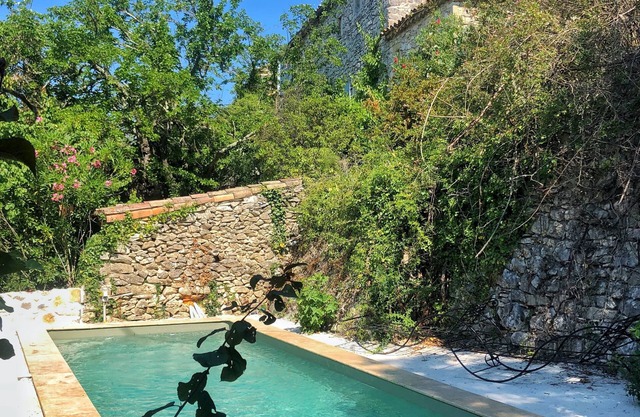 Charming room with garden and swimming pool 15 minutes from Uzès