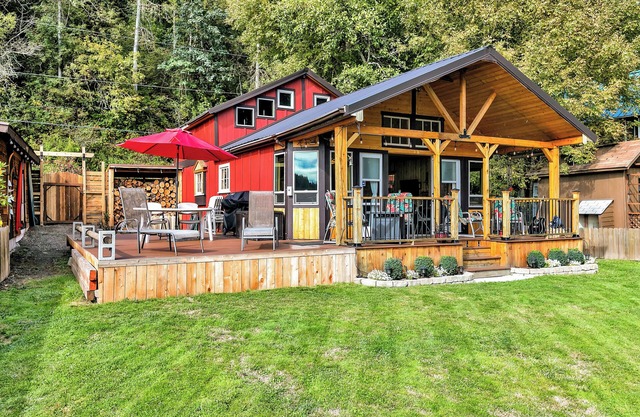 Charming & Rustic Lakeside Cabin: Firepit, Kayaks, Paddleboards & Large Deck