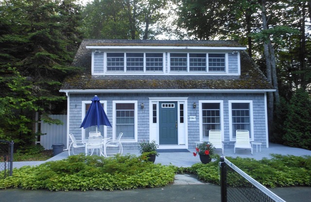 Charming seaside cottage with private tennis court