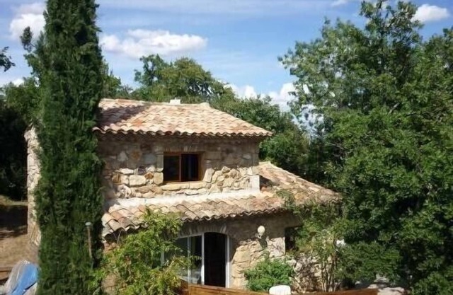 Charming self-catering stone cottage in the UZES region with shared swimming pool