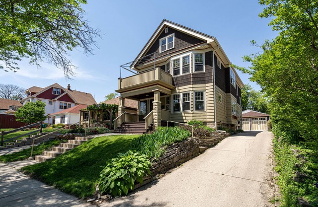 Charming shorewood house near shops, free WiFi & Parking