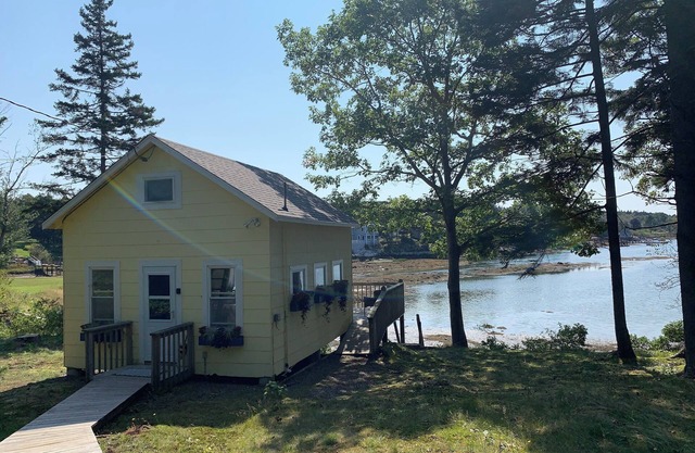 Charming Southport Island Cottage on Cozy Harbor with Sunny Deck - Sleeps 6!