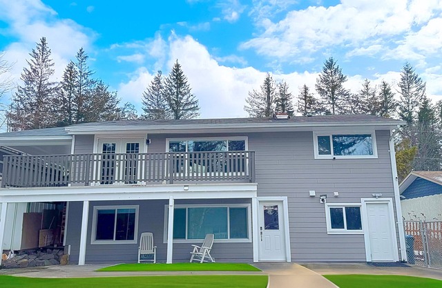 Charming Studio Room | 5 Min to DownTown | Self Check-In | 75" TV