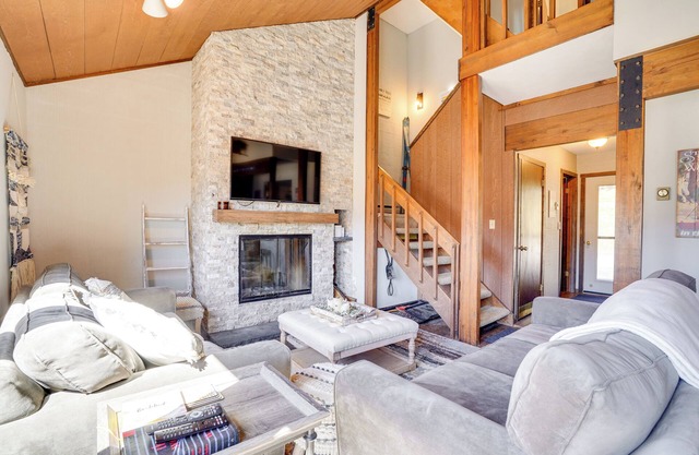 Charming Townhome - Walk to Greek Peak Mountain!