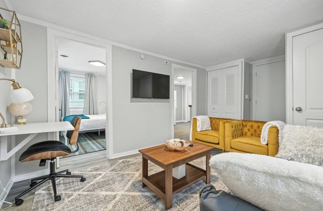 Charming Two-Bedroom House Near Downtown Indy with full kitchen & strong Wi-Fi