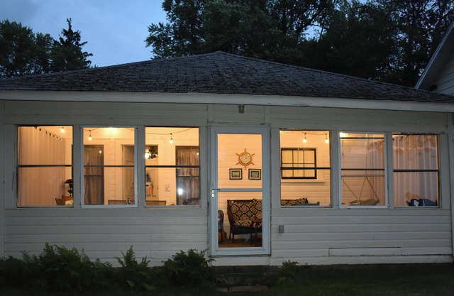 Charming vacation cottage since 1930 with a spectacular view of Lake Erie
