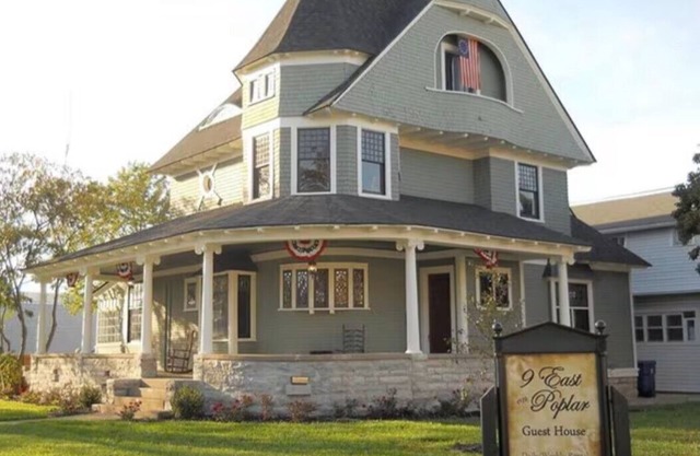Charming Victorian style 1-bedroom in wonderful Greencastle. Sleeps 4