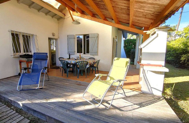 Charming Villa in Petit-Piquey with Garden and WIFI, Close to Amenities
