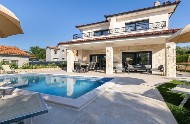 Charming Villa Laura with swimming pool