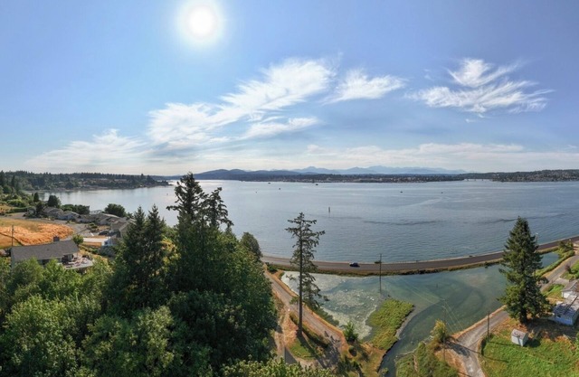 Charming waterfront 3-bedroom farmhouse with AC, WiFi in serene Port Orchard