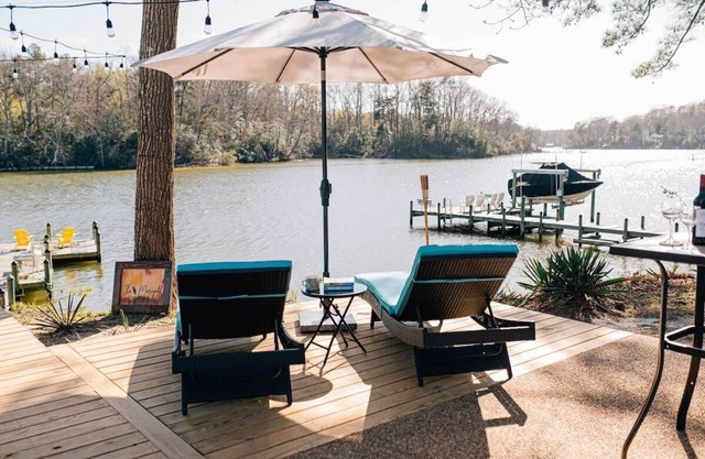 Charming Waterfront Cottage Small Beach