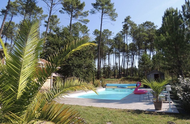 Charming wooden villa, in the forest, near beaches 4bedrooms, 1SDB + 2 SDD