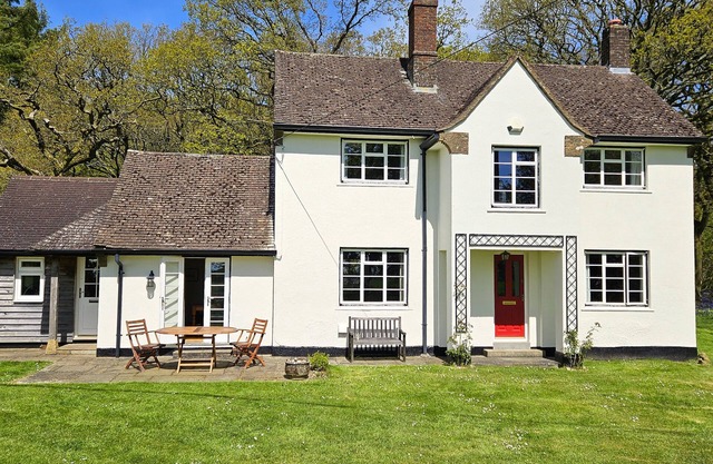 CHASEWOODS FARM COTTAGE, pet friendly in Ogbourne St George