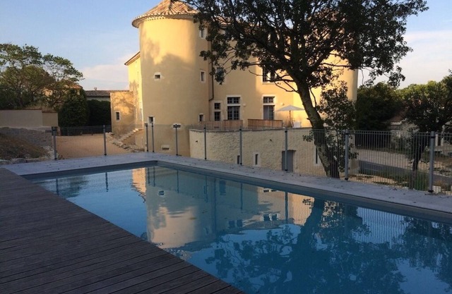 Chateau apartment for 4 people with shared pool