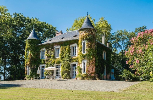Chateau Bellevue - Eight Bedroom Castle, Sleeps 16