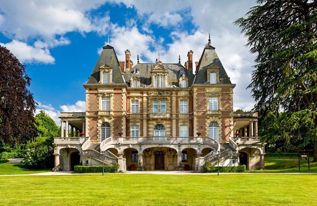 Chateau Royal - Nine Bedroom Castle, Sleeps 25