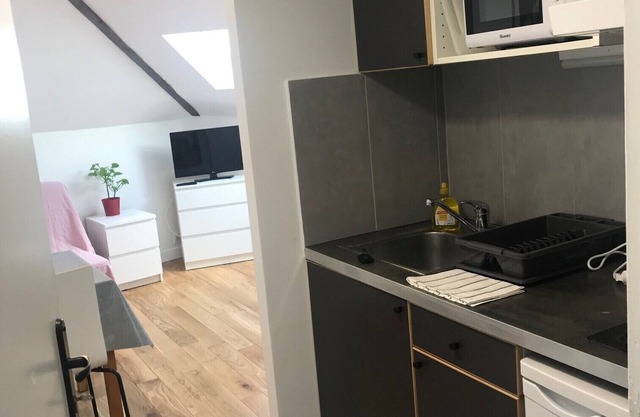 Cheap Paris. New apartment in town house near the center.