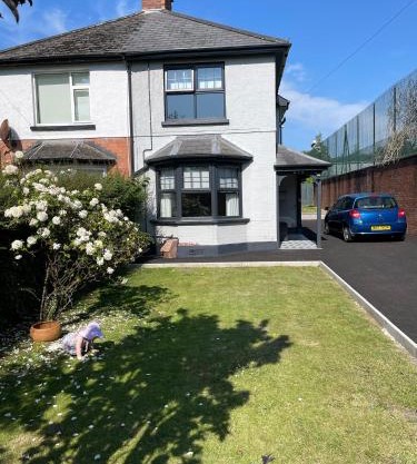 Cheerful 2 bed house on Causeway Coastal Route with parking