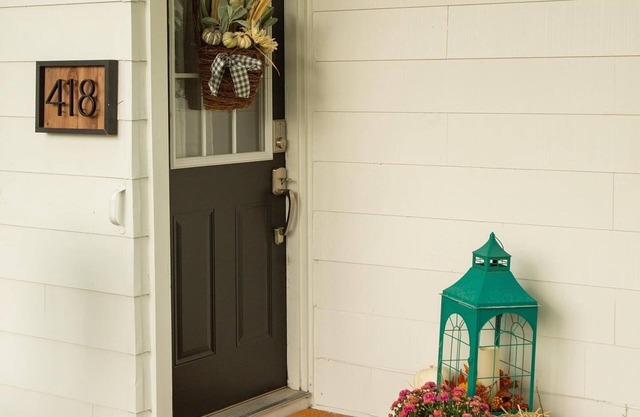 Cheerful 2 Bedroom Cottage on 5th in Decatur IN