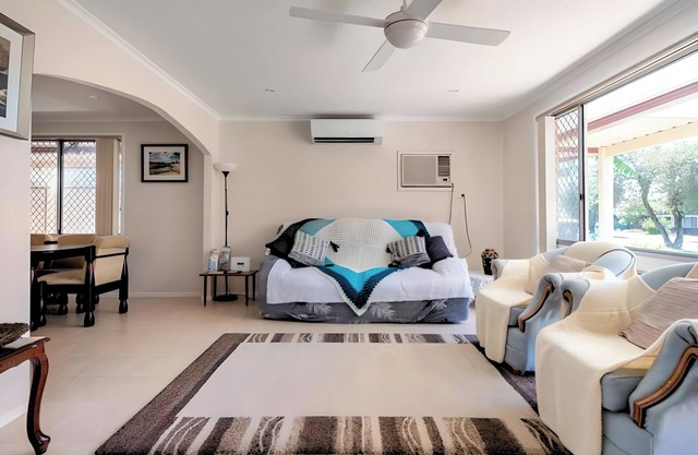 Cheerful 3 bedroom house with free parking