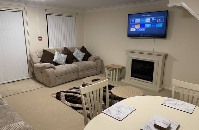 Cheerful 3 Bedroomed house,with parking and free intern free