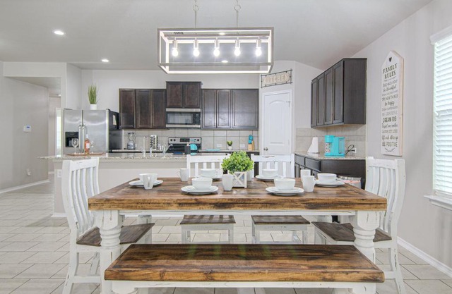 Cheerful 4 bedroom close to Lackland , Sea world