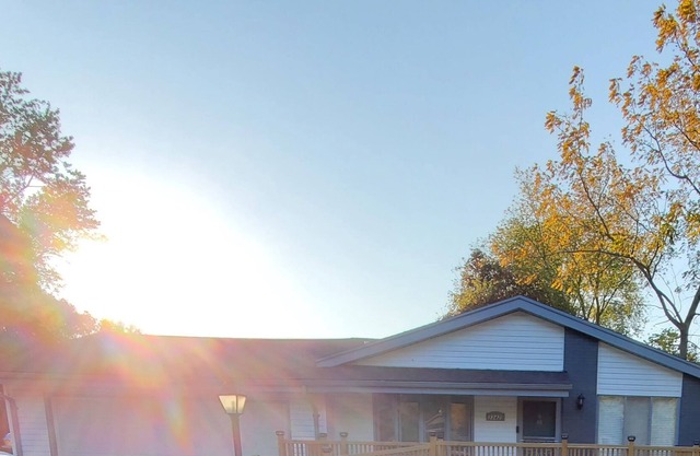 Cheerful 4 Bedroom Home w/Free Driveway Parking