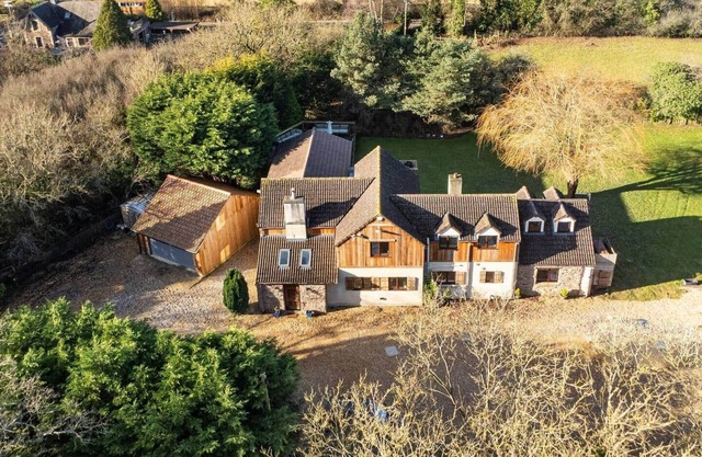Cheerful 7 bedroom house with hot tub sleeps 25