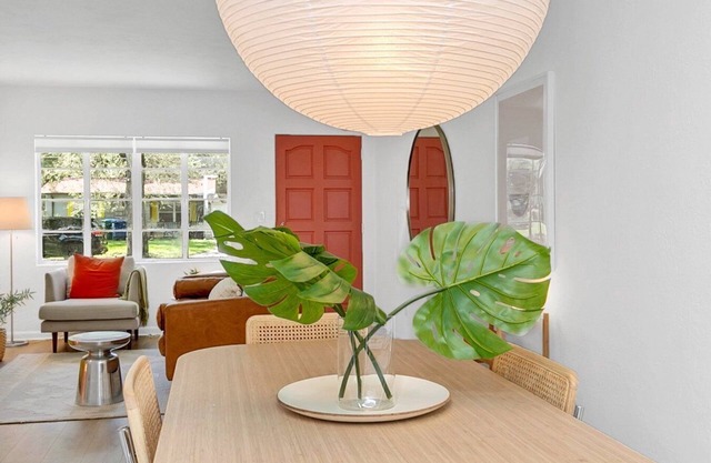 Cheerful and stylish 2-bedroom with parking, centrally located