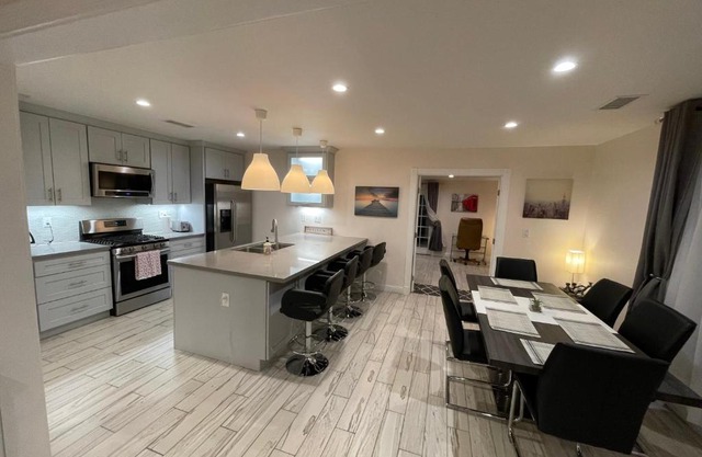 Cheerful, Beautifully Remodeled, Modern, Comfortable Home