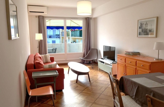 Cheerful Centrally Located Modern Apartment