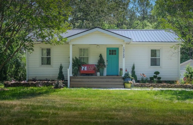 Cheerful cottage by Falls Lake, located between Raleigh, Durham, and Wake Forest