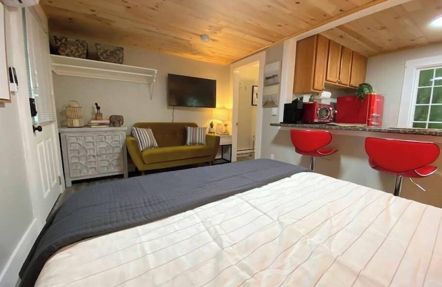 Cheerful Cottage Close to Everything 12