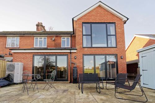 Cheerful Family Friendly Cottage Patio with BBQ
