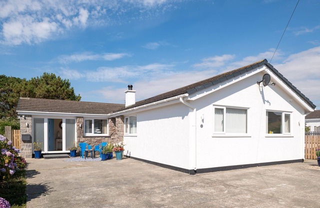 Chelford: Pet-friendly holiday home, for 6 in Rhosneigr
