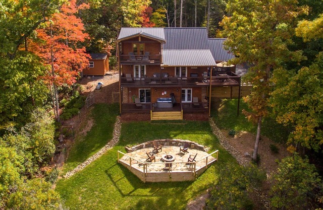 Cherokee Sunsets-Stunning Mtn View Sunsets, Fire Pit, Hot Tub, Starry Nights