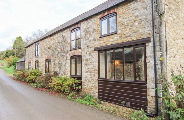 CHESTNUT COTTAGE, RODDEN, pet friendly, with open fire in Abbotsbury