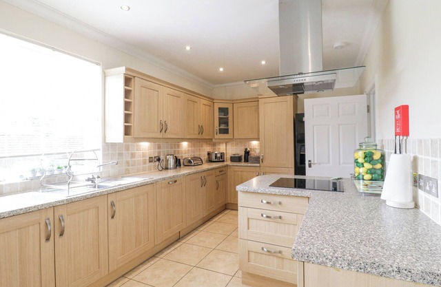 CHESTNUT GRANGE, pet friendly, with hot tub in Barrow, Suffolk
